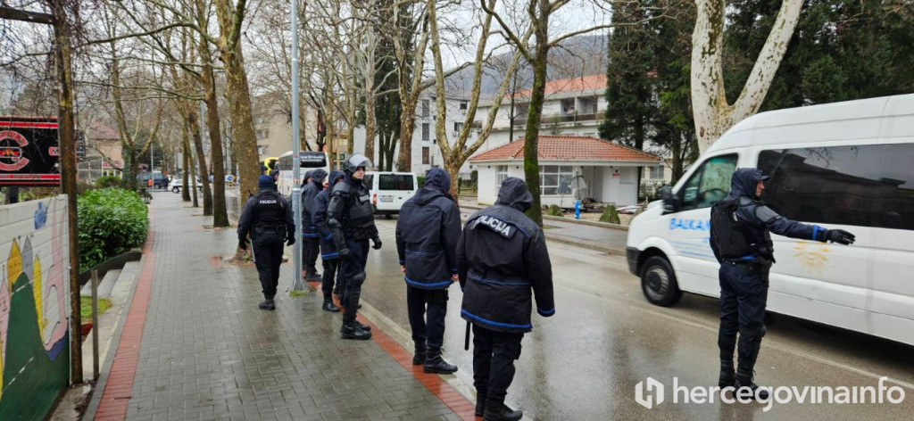 Foto Lanovi Uabnor A Polo Ili Vijence Na Partizanskom Groblju