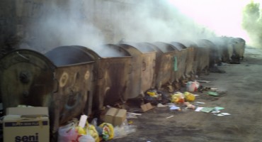 Zapaljeni kontenjeri, smeće