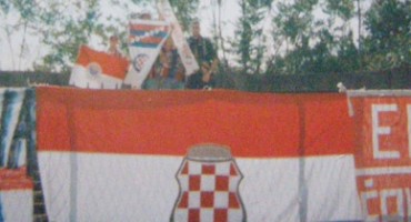 Navijači Zrinjskog sa zastavom HZ Herceg-Bosna u Stocu 1997. godine.