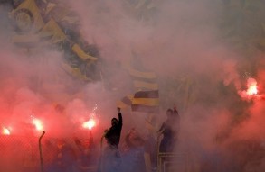 Olympiacosu derbi, kamenovali autobus PAO-a