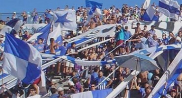 Suci šakama i zastavicama tukli navijača!