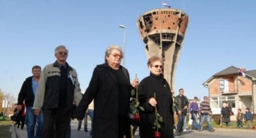 DAN SJEĆANJA Tisuće ljudi dolazi se pokloniti Gradu heroju