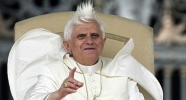 Na polnoćki u Vatikanu je žena srušila Papu na pod