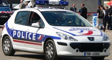 Policajci opljačkali trgovinu