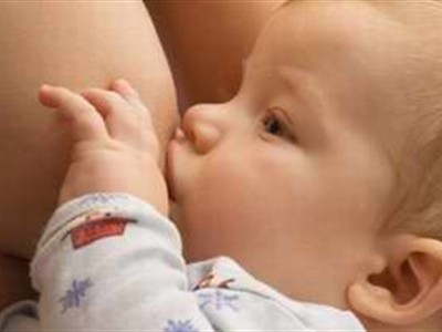 Novorođenčad hranjena majčinim mlijekom imaju manje problema