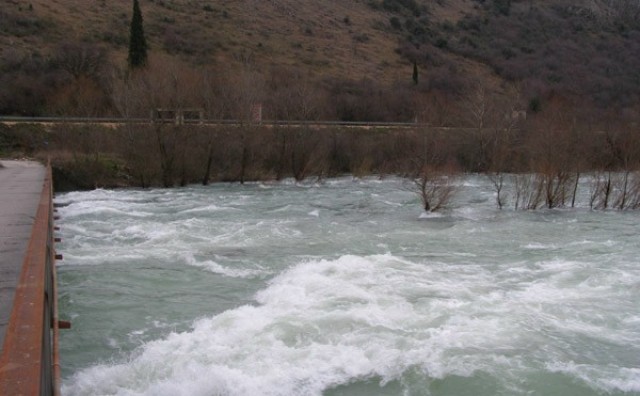 Mostar: Neretva dosegnula kritičnu točku