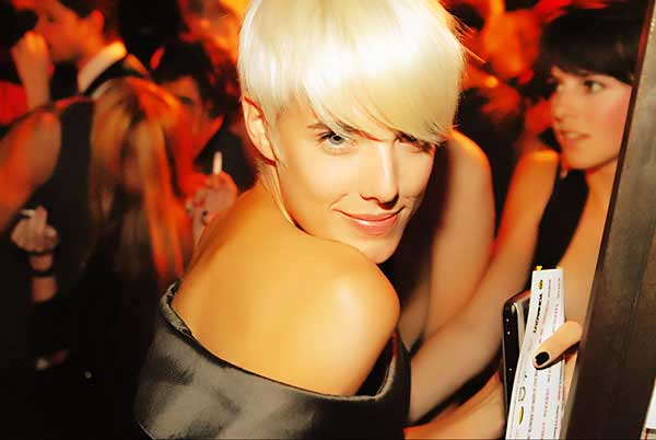 Agyness Deyn dva puta zaredom pala na pisti