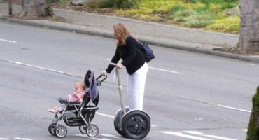 Slovačka: pijana majka gura kolica s bebom (VIDEO)
