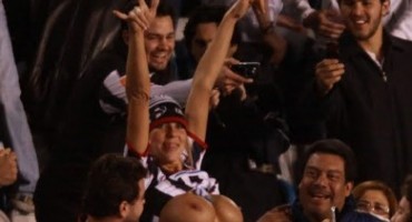 Navijačica pokazala grudi pa završila u zatvoru!