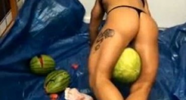 Žena drobi lubenice bedrima