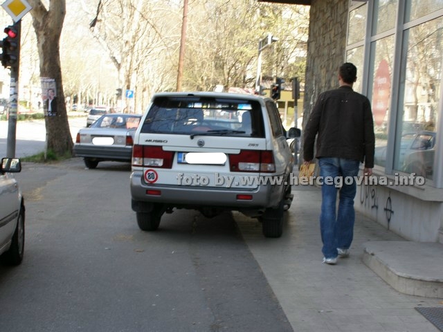 Parkiranje automobila i bacanje smeća na mostarski način