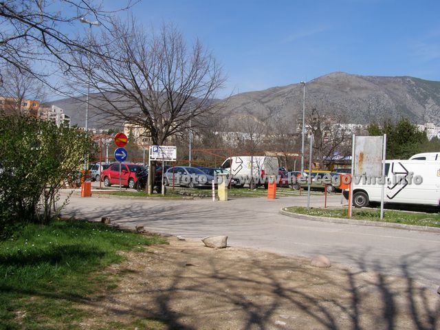 Parkiranje automobila i bacanje smeća na mostarski način