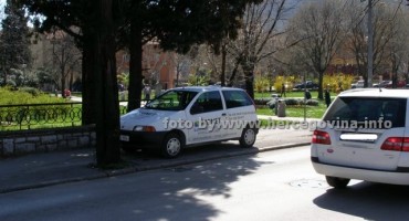 Auto jedne mostarske firme parkirano na prostoru za pješake ispred parka Zrinjevac samo dvadesetak metara od parkirališta.