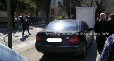 Auto parkirano ispred parking prostora, ali na nogosupu.