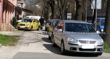 Parkirana vozila pored nekadašnje zgrade Đačkog doma