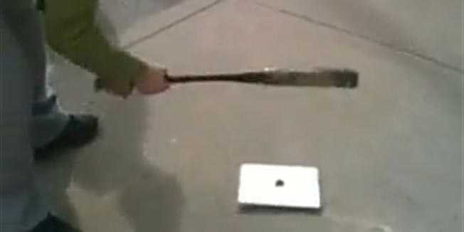 Hit na YouTubeu: Kupili iPad i odmah ga umlatili baseball palicom
