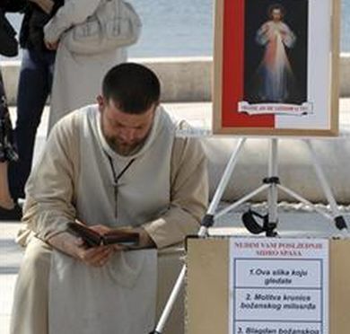 Lažni pop, Livnjak, dijeli blagoslov na splitskoj Rivi