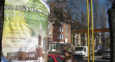 Pred crkvom u Zenici plakati s pozivom na prelazak na islam
