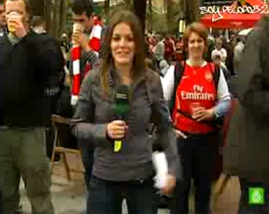 Navijači se napalili na zgodnu TV-reporterku