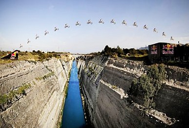 Samoubojica uspio preskočiti Korintski kanal!