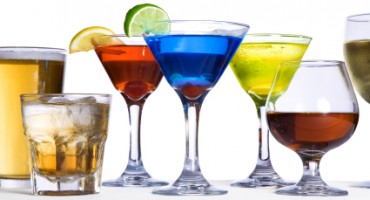 Skriveni šećeri: Čaša bijelog vina ili votka-brusnica? Razlika je u čak 7 žličica šećera!