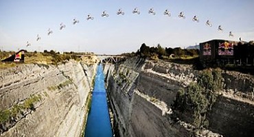 Samoubojica uspio preskočiti Korintski kanal!