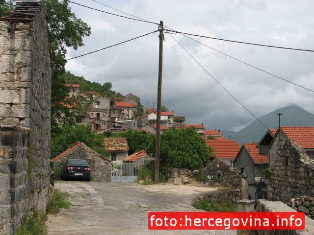 Ravno: Roditeljima koji dijete upišu u školu 300 KM mjesečno