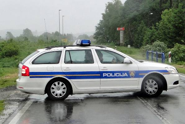 Pokušao ubosti nevjenčanu suprugu u Glamoču