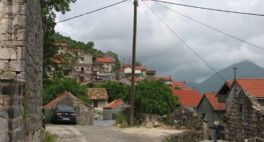 Ravno: Roditeljima koji dijete upišu u školu 300 KM mjesečno