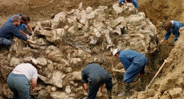 Posmrtni ostaci ubijenih Srebreničana dopremljeni u Potočare 