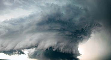 Nevjerojatne snimke:  Tornado iščupao kuću iz temelja, digao je u zrak i vratio na isto mjesto