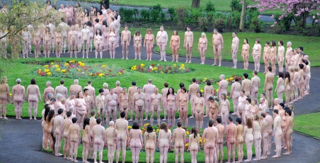 Tisuće golih Britanaca poziralo u parku