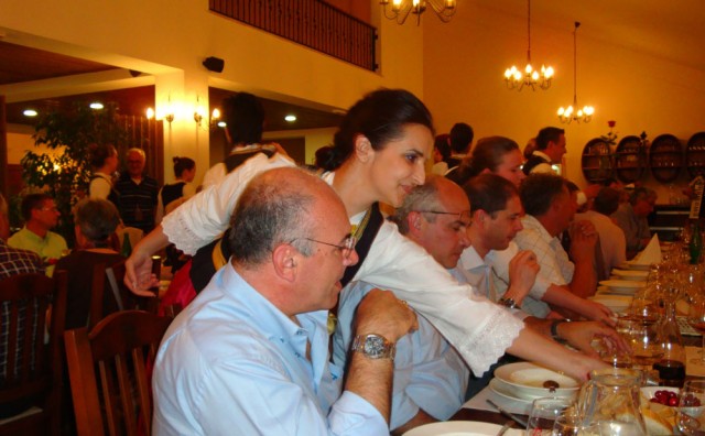 Silvio Nardo sa svojim prijateljima u Restoranu „Romansa“ u Mostaru