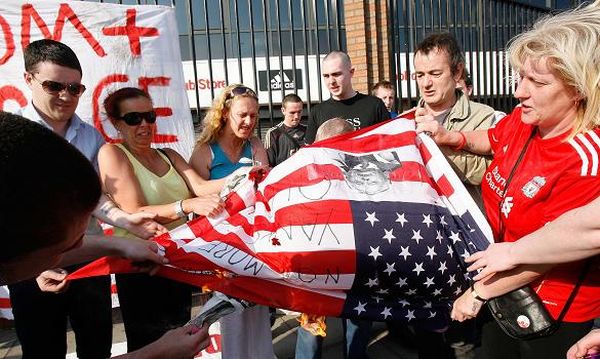 Navijači Liverpoola na nogama: Pred Anfieldom gorjele američke zastave