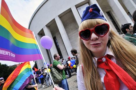 Pride i Anti-gay pride: 'Da je bog htio stvoriti pedere stvorio bi Adama i Stevu'