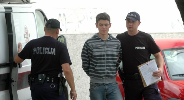 Školarac orobio 5 kladionica i trgovinu u Mostaru , te novac trošio na kocku