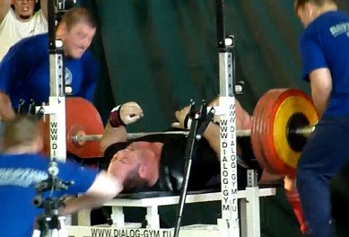 Uteg od 310 kilograma mu pao na prsa!