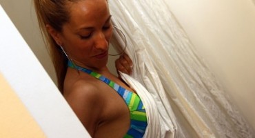 Polugola Feminemka virila iz garderobe