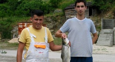 Luka Alilović ulovio pastrvu od 3,2 kg dugačku čak 62 cm