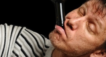 Pijani Rus preživio pad s osmog kata zgrade!