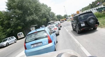 Naoružajte se strpljenjem: Na granicama se čeka više od sat vremena