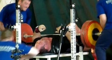 Uteg od 310 kilograma mu pao na prsa!