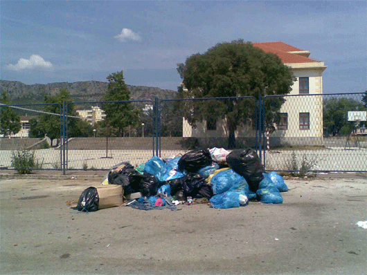 Divlja deponija pored Gimnazije Ljubuški