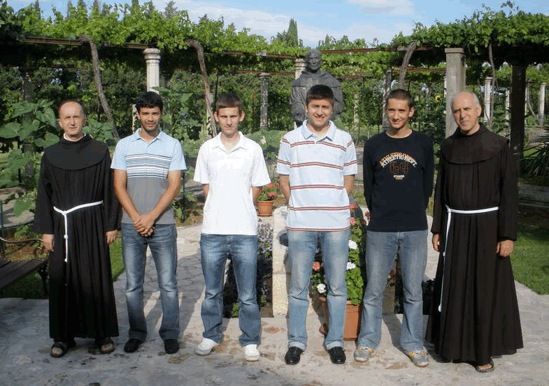 Zavjetovanje i oblačenje habita mladih franjevaca na Humcu