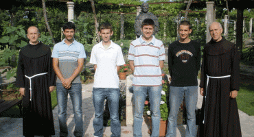 Zavjetovanje i oblačenje habita mladih franjevaca na Humcu