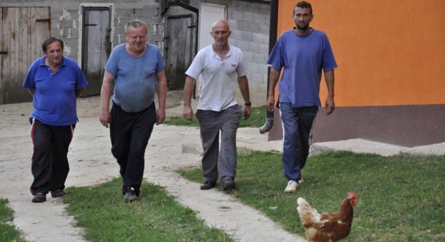 Nemaju struje 15 godina; jedu, čitaju, oblače se uz akumulator!