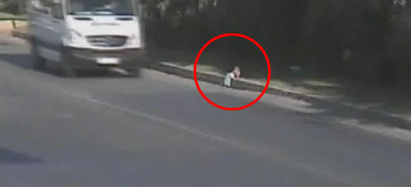 Šokantne snimke: Beba ispuzala na autocestu!