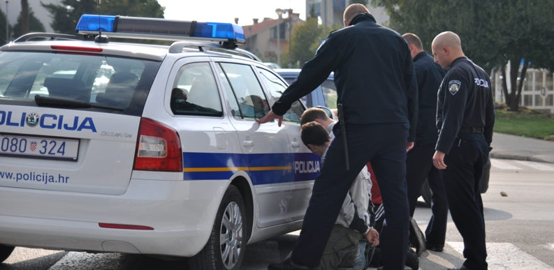 BRUTALNO NASILJE U KAŠTELIMA Imaš dva dana da doneseš pare