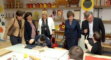 Zajednica žena HDZ BiH „Kraljica Katarina Kosača“ darovala pet tisuća maraka gradskoj ustanovi „Sveta obitelj“