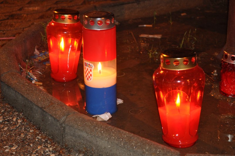 Građani Mostara paljenjem svijeća u Vukovarskoj ulici odali počast poginulim žrtvama za herojski grad Vukovar